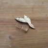 Petit peigne pour cheveux à décor de feuilles dorées. Accessoire de cheveux doré et stylé pour mariage ou quotidien. Acheter boutique Paris et eshop