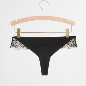 Lingerie string couleur noire Jasmin par Icone lingerie. Lingerie dentelle culotte string plumetis petits prix. Acheter en ligne et boutique à Paris 11ème