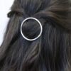 Barrette cheveux clip ronde métallisée. Accessoire de cheveux barrette dorée ou argent. Bijou de tête mariage ou quotidien. Acheter boutique Paris et online