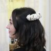 Grand peigne de fleurs stabilisées hortensia et eucalyptus. Accessoires cheveux ivoire et feuilles pour mariée. Acheter en boutique à Paris et en ligne