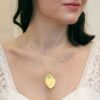 Collier collection Plumetti feuille or et pierre de lune pour mariée ou quotidien. Acheter boutique mariage Paris et en ligne