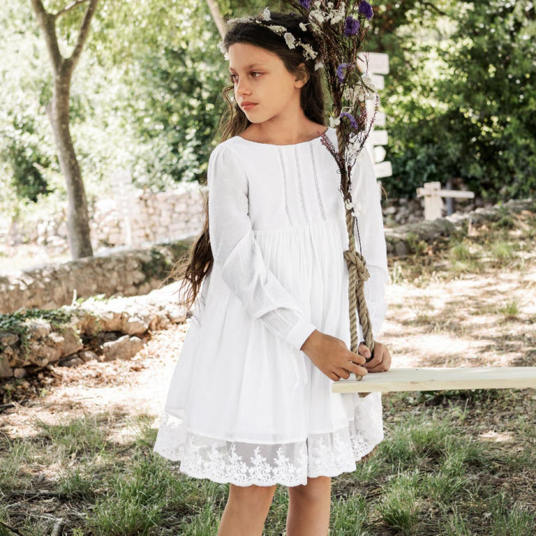 Robe fille Apolline Les Petits Inclassables baptême cérémonie et cortège pour petite fille. Robe blanche manches longues rétro vintage. Dispo boutique Paris
