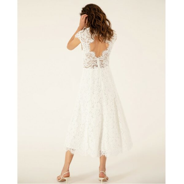 Robe de mariée en dentelle longueur midi . Robe courte mariage civile sans manches. Petits prix. Acheter en ligne et boutique Paris