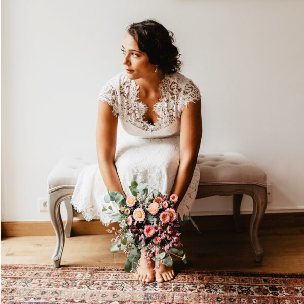 Robe de mariée en dentelle longueur midi . Robe courte mariage civile sans manches. Petits prix. Acheter en ligne et boutique mariage Paris