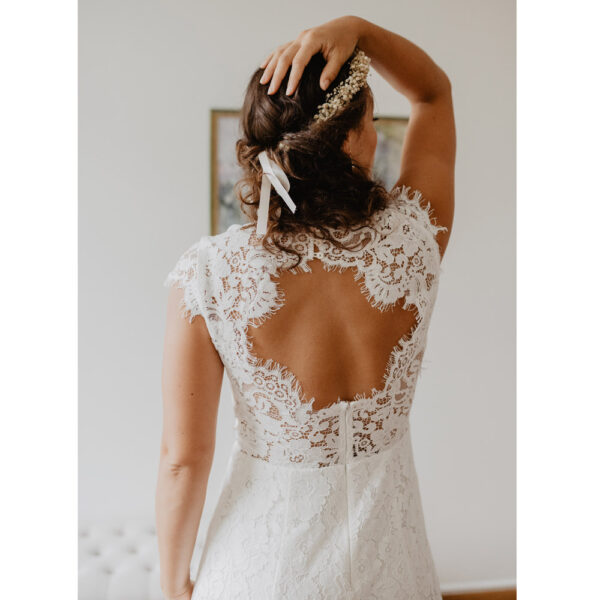 Robe de mariée en dentelle longueur midi . Robe courte mariage civile sans manches. Petits prix. Acheter en ligne et boutique mariage Paris