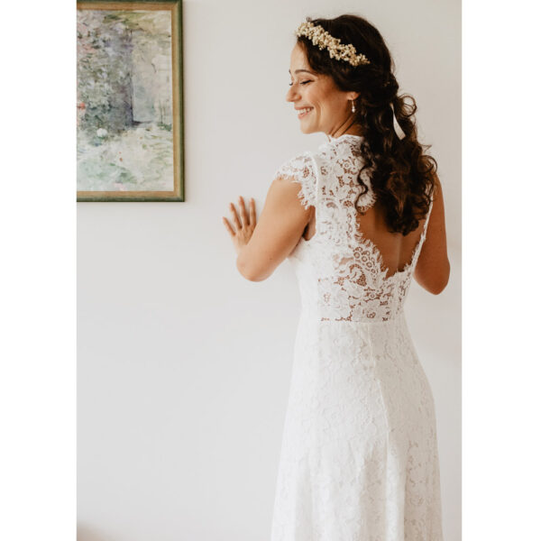 Robe de mariée en dentelle longueur midi . Robe courte mariage civile sans manches. Petits prix. Acheter en ligne et boutique mariage Paris