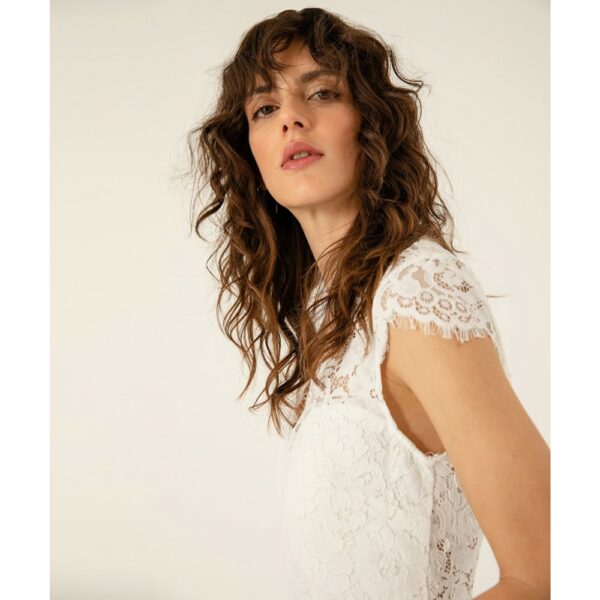 Robe de mariée en dentelle longueur midi . Robe courte mariage civile sans manches. Petits prix. Acheter en ligne et boutique Paris