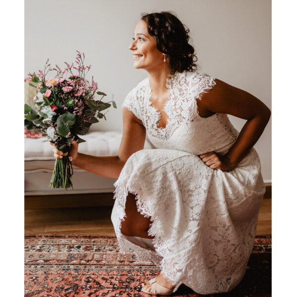 Robe de mariée en dentelle longueur midi . Robe courte mariage civile sans manches. Petits prix. Acheter en ligne et boutique mariage Paris