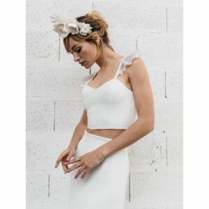 By Romance - Crop top blanc Merry. Top court mariée blanc ivoire. Robe de mariée ensemble stylé. Acheter boutique Paris et en ligne