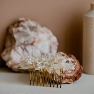 Folie Douce Peigne de fleurs séchées et stabilisées Crème. Accessoire mariée vraies fleurs naturelles. Acheter boutique Paris et en ligne