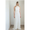 By Romance - Robe de mariée longue plissée Kay. Robe longue blanche tendance. Tenue de mariage stylée. Acheter boutique Paris et en ligne