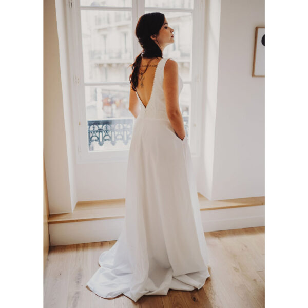 Robe de mariée longue Camille Bo'M collection 2021. Robe bohème chic dentelle. Essayer RDV robe de mariée boutique mariage à Paris 11ème