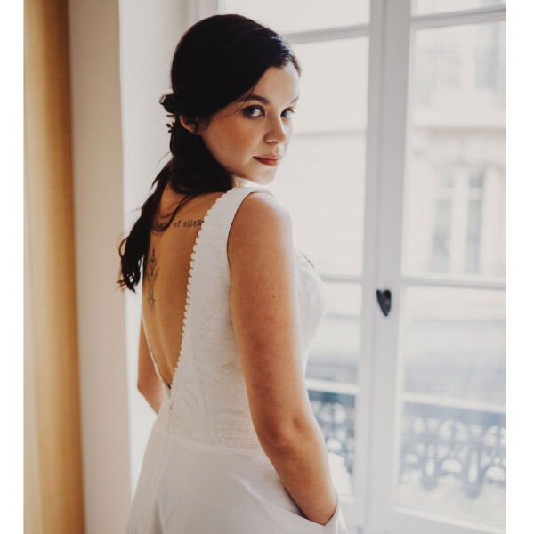 Robe de mariée longue Camille Bo'M collection 2021. Robe bohème chic dentelle. Essayer RDV robe de mariée boutique mariage à Paris 11ème