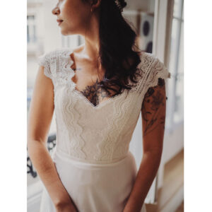 Robe de mariée longue Caroline Bo'M collection 2021. Essayer boutique Robe bohème chic décolleté dans notre boutique mariage à Paris 11ème