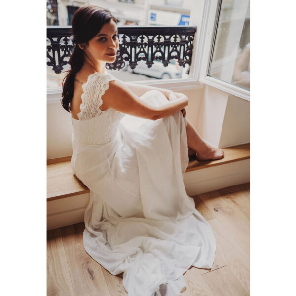 Robe de mariée longue Caroline Bo'M collection 2021. Essayer boutique Robe bohème chic décolleté dans notre boutique mariage à Paris 11ème