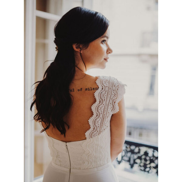 Robe de mariée longue Caroline Bo'M collection 2021. Essayer boutique Robe bohème chic décolleté dans notre boutique mariage à Paris 11ème