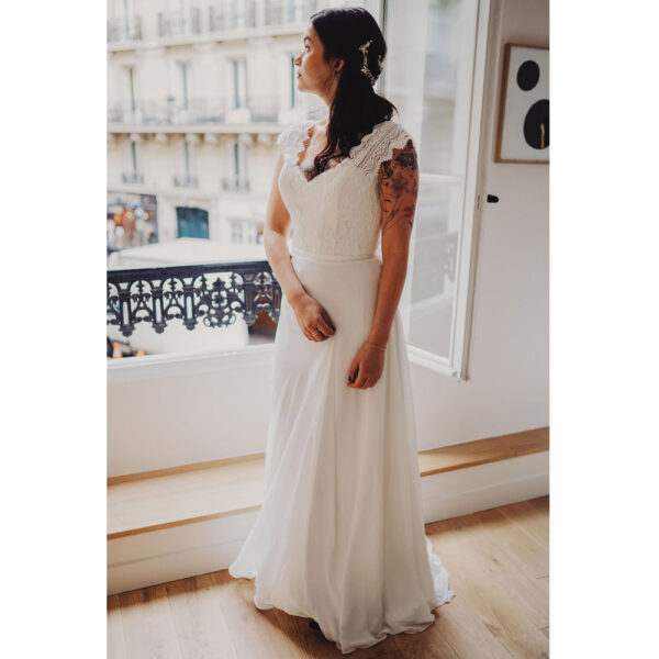Robe de mariée longue Caroline Bo'M collection 2021. Essayer boutique Robe bohème chic décolleté dans notre boutique mariage à Paris 11ème