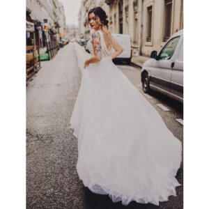Robe de mariée longue Charlotte Bo'M collection 2021. Essayer robe dentelle fluide dans une boutique mariage à Paris