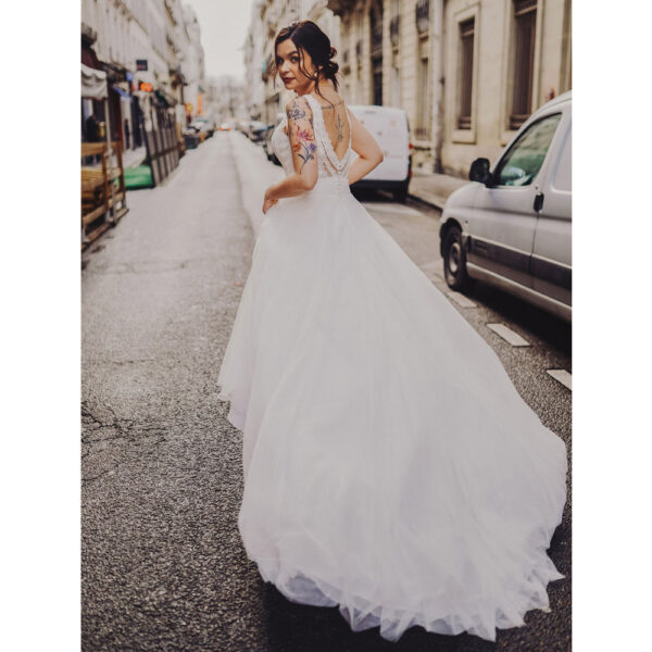 Robe de mariée longue Charlotte Bo'M collection 2021. Essayer robe dentelle fluide dans une boutique mariage à Paris