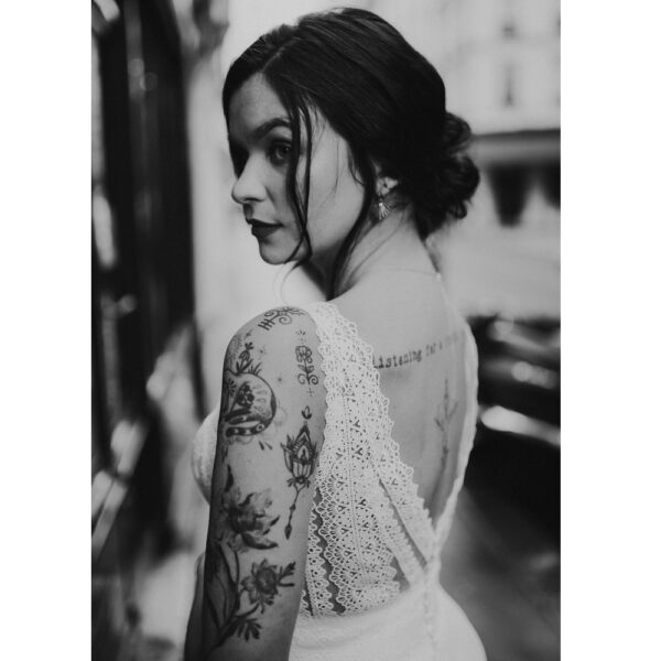 Robe de mariée longue Charlotte Bo'M collection 2021. Essayer robe dentelle fluide dans une boutique mariage à Paris