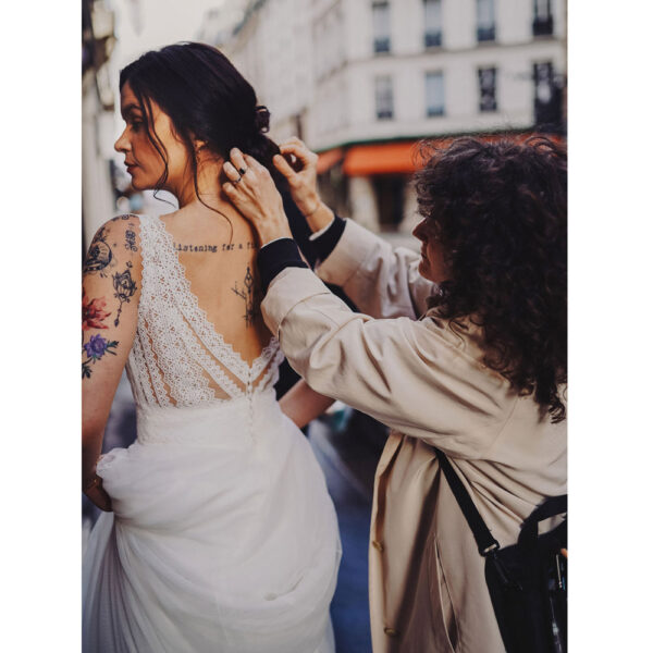 Robe de mariée longue Charlotte Bo'M collection 2021. Essayer robe dentelle fluide dans une boutique mariage à Paris