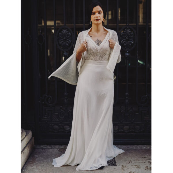 Robe de mariée longue Charlotte Bo'M collection 2021. Essayer robe dentelle fluide dans une boutique mariage à Paris