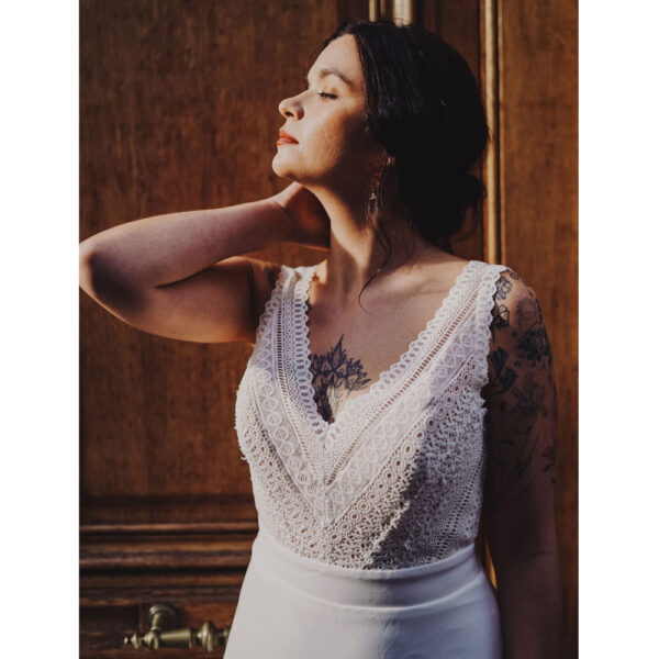 Robe de mariée longue Charlotte Bo'M collection 2021. Essayer robe dentelle fluide dans une boutique mariage à Paris