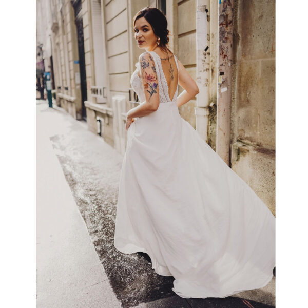 Robe de mariée longue Charlotte Bo'M collection 2021. Essayer robe dentelle fluide dans une boutique mariage à Paris