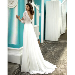 Robe de mariée longue Chiara Bo'M collection 2021. Robe bohème chic décolleté dans notre boutique mariage à Paris 11ème. Prendre un RDV privé
