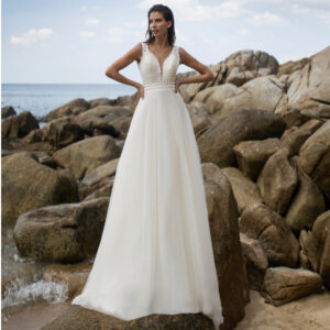 Robe de mariée longue Claire Bo'M collection 2021. Robe bohème chic dentelle tulle dans notre boutique mariage à Paris 11ème. Prendre un RDV privé