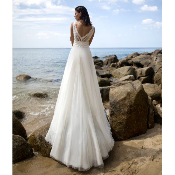 Robe de mariée longue Claire Bo'M collection 2021. Robe bohème chic dentelle tulle dans notre boutique mariage à Paris 11ème. Prendre un RDV privé