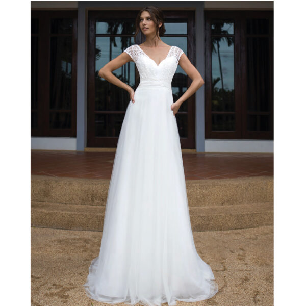 Robe de mariée longue Camille Bo'M collection 2021. Robe bohème chic dentelle simple dans notre boutique mariage à Paris 11ème. Prendre un RDV privé