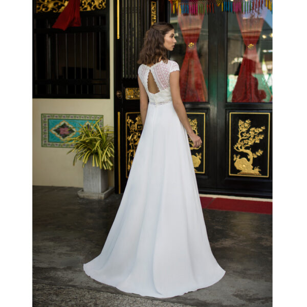 Robe de mariée longue Coline Bo'M collection 2021. Robe bohème chic décolleté dans notre boutique mariage à Paris 11ème. Prendre un RDV privé