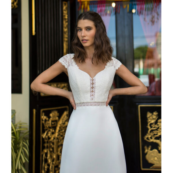 Robe de mariée longue Coline Bo'M collection 2021. Robe bohème chic décolleté dans notre boutique mariage à Paris 11ème. Prendre un RDV privé