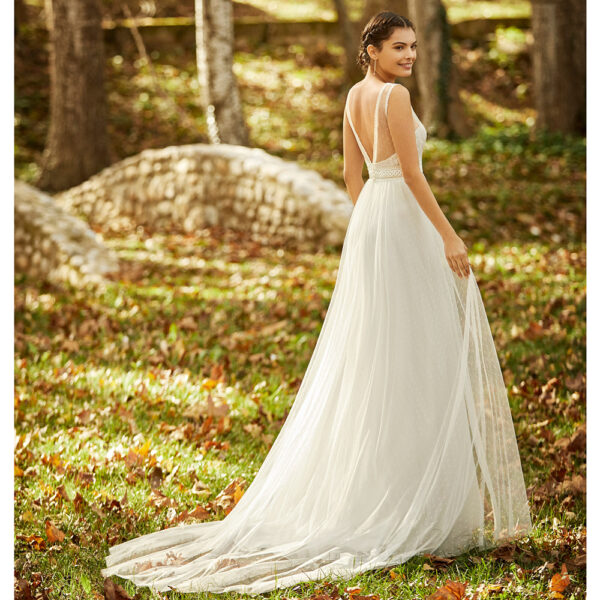 Robe de mariée bohème Oceania collection Alma 2021. robe de mariée dentelle et dos nu fluide. Essayer boutique mariage paris