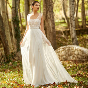 Robe de mariée bohème Oceania collection Alma 2021. robe de mariée dentelle et dos nu fluide. Essayer boutique mariage paris