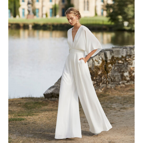 Combinaison de mariée fluide Waddox collection Alma 2021. combi pantalon cache coeur blanche fluide et simple. Essayer boutique mariage paris