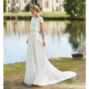 Robe de mariée bohème Walea collection Alma 2021. robe de mariée dentelle et dos nu fluide, jupe et top. Essayer boutique mariage paris