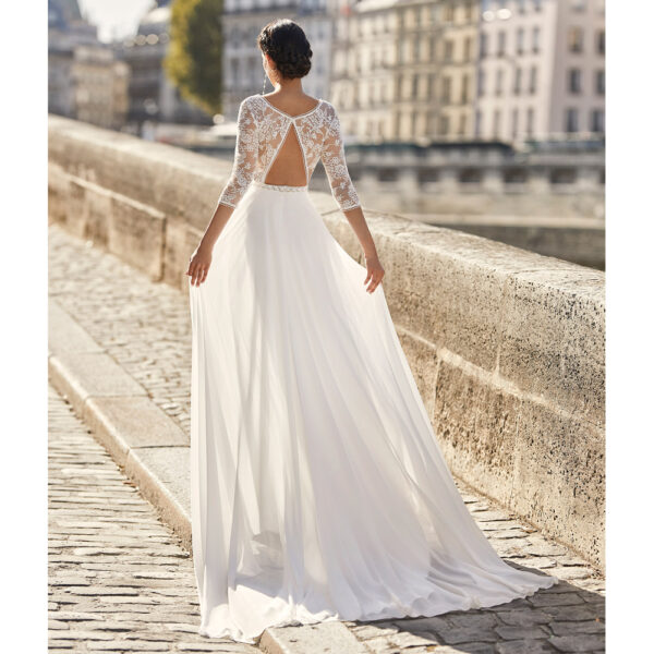 Robe de mariée bohème Walysa collection Alma 2021. robe de mariée dentelle et dos nu fluide alma rosa clara. Essayer boutique mariage paris