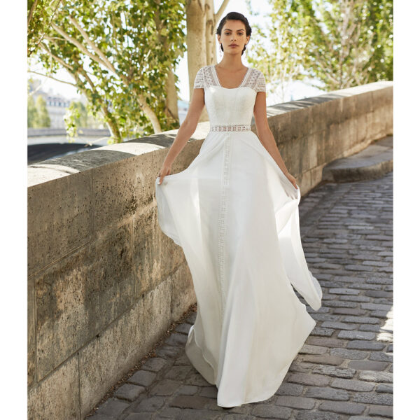 Robe de mariée bohème Welan collection Alma 2021. robe de mariée dentelle et dos nu fluide alma rosa clara. Essayer boutique mariage paris