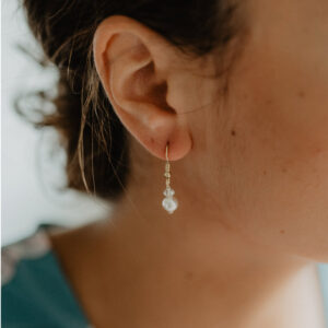 Boucles d'oreille dormeuses perles et cristaux