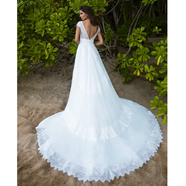 Robe de mariée longue Constance Bo'M collection 2021. Robe bohème chic dentelle col V dos dans notre boutique mariage à Paris 11ème. Prendre un RDV privé