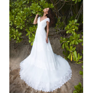 Robe de mariée longue Constance Bo'M collection 2021. Robe bohème chic dentelle col V dos dans notre boutique mariage à Paris 11ème. Prendre un RDV privé