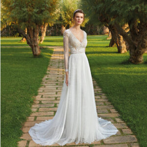 Robe de mariée col V Romance Champêtre. Collection mariage 2021. Boutique mariage concept-store Paris. Essayer RDV privé essayage paris