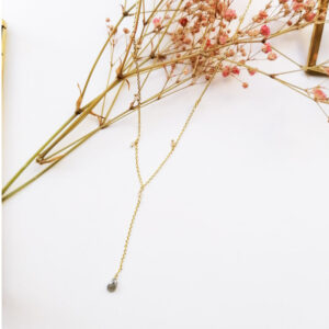Collier plaqué or avec pampilles et pendentif de couleur. Bijou bohème chic fait main. Disponible dans notre boutique à Paris et en ligne