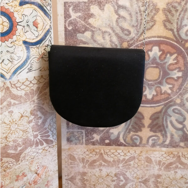 Pochette forme demi-lune métallisée avec chaînette. Sac brillant mariage. Les Reines du shopping. Acheter en ligne et boutique Paris