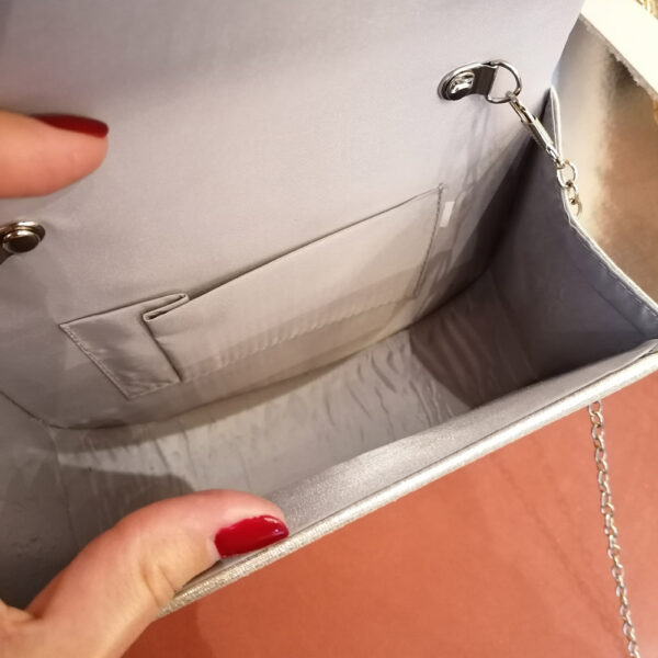 Pochette forme demi-lune métallisée avec chaînette. Sac brillant mariage. Les Reines du shopping. Acheter en ligne et boutique Paris