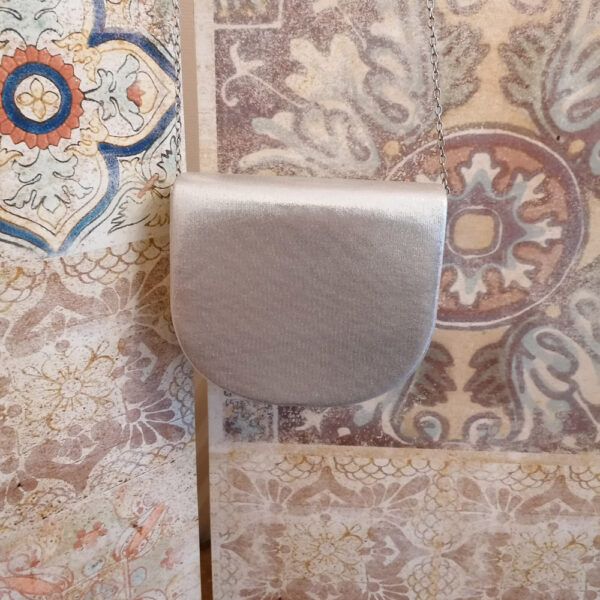 Pochette forme demi-lune métallisée avec chaînette. Sac brillant mariage. Les Reines du shopping. Acheter en ligne et boutique Paris