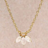 Collier plaqué or orné de trois pierres naturelles ciselées. Bijou bohème chic petits prix. Acheter dans notre boutique à Paris et en ligne