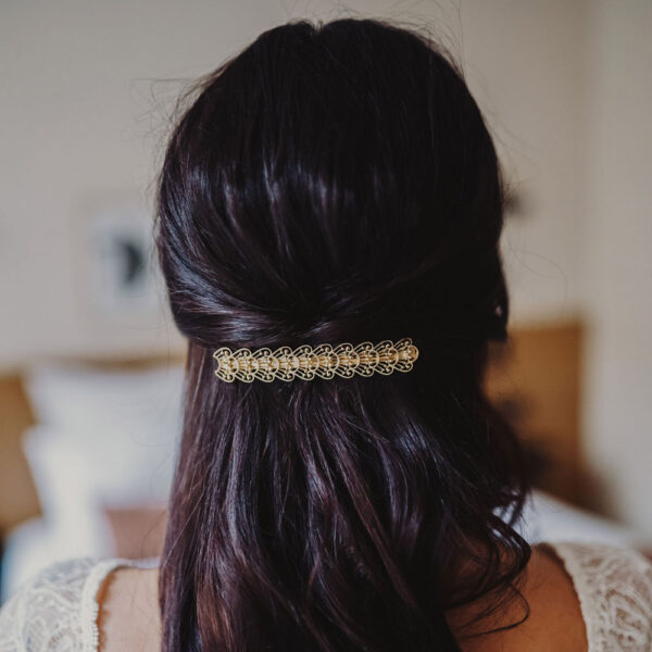 Barrette pour cheveux décor dentelle rétro dorée. Accessoire de cheveux doré pour mariage ou quotidien. Acheter boutique Paris et eshop